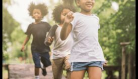 قوة الملعب: تسخير الطاقة من خلال تمارين الأطفال في الهواء الطلق