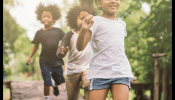 قوة الملعب: تسخير الطاقة من خلال تمارين الأطفال في الهواء الطلق