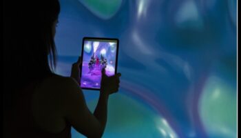 حقائق مجردة: فن الواقع المعزز المعاصر